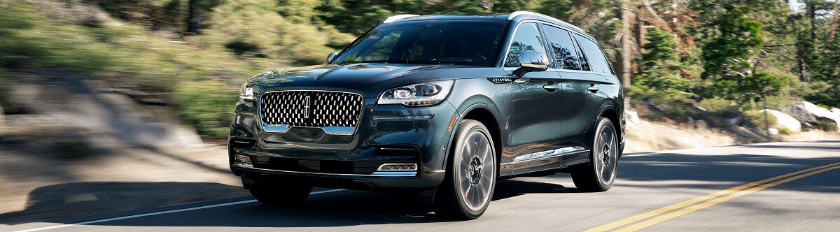 2020_Lincoln_Aviator_Luxury_Midsize_SUV_w_Trees_in_Background