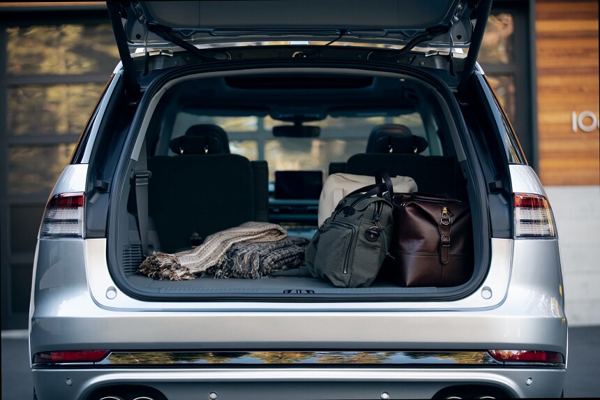 2020_Lincoln_Aviator_GrandTour_Trunk_Open_Storage