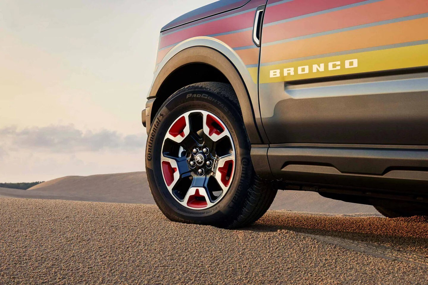 17-inch Ebony wheels with Race Red-Painted Accents on the 2024 Ford Bronco® Sport Free Wheeling™