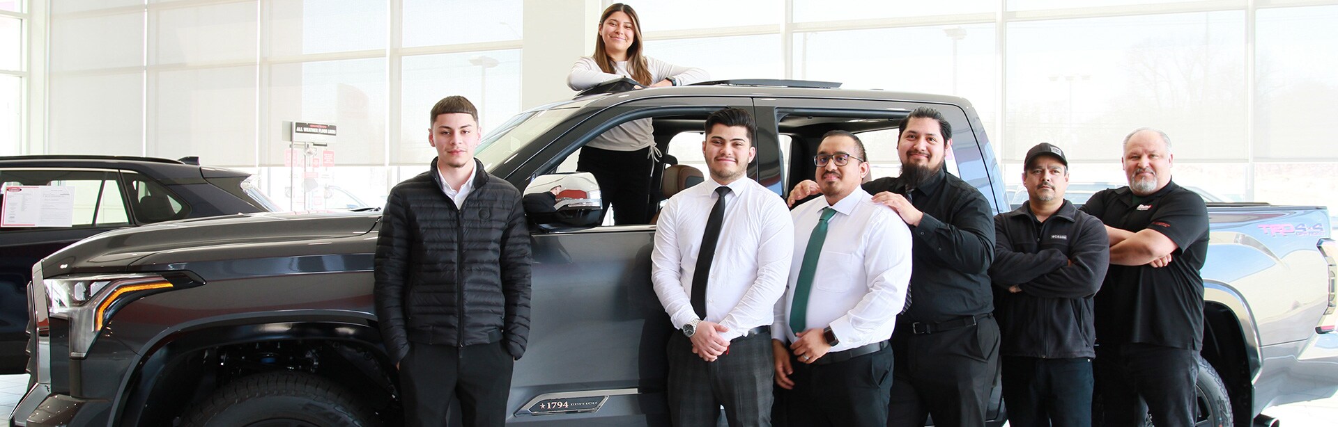 Ven a Toyota de Fox Lake para Auto Nuevos y Usados, Servicio de Auto, y un Equipo que Habla