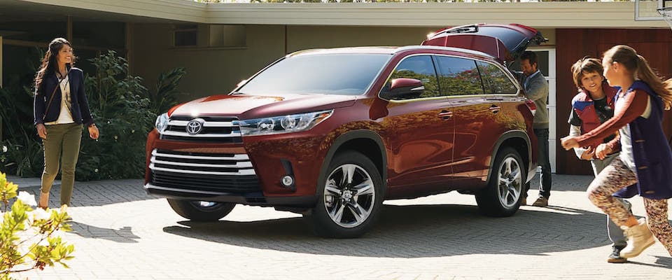 2019 Toyota Highlander Kids running around a drive way near a 2019 Toyota Highlander