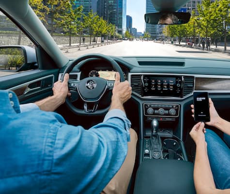 2019 Volkswagen Atlas Technology A person using Android Auto in their 2019 Atlas