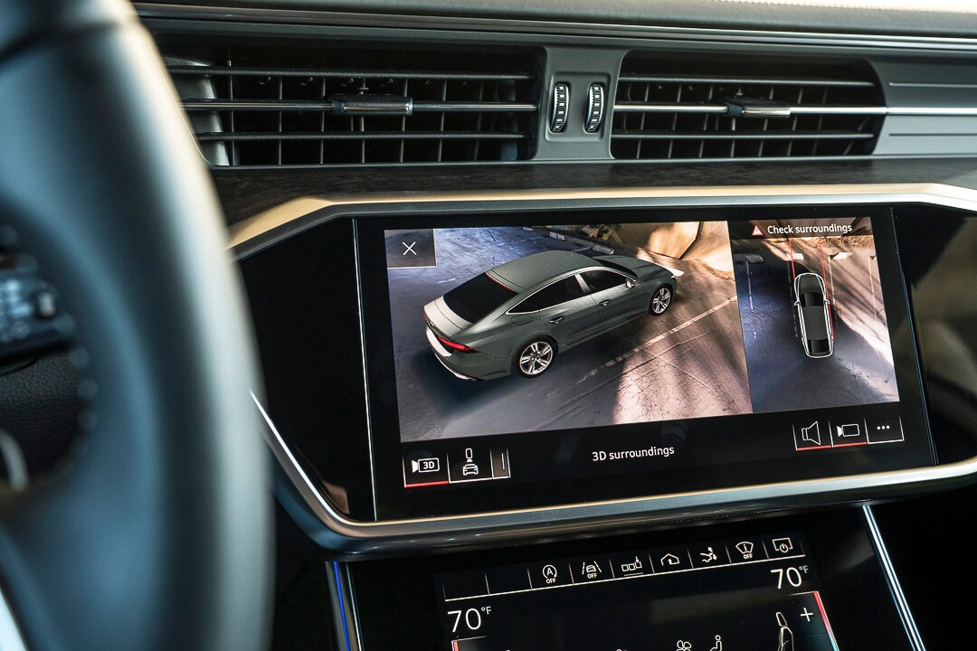 Interface centrale à deux écrans de la planche de bord d'une Audi A7 2023.