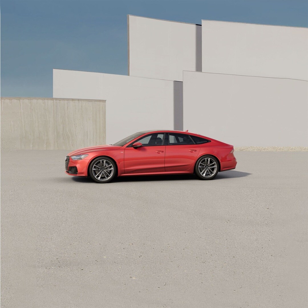 Vue latérale de L’Audi A7 Sportback 2023 à l'extérieur.