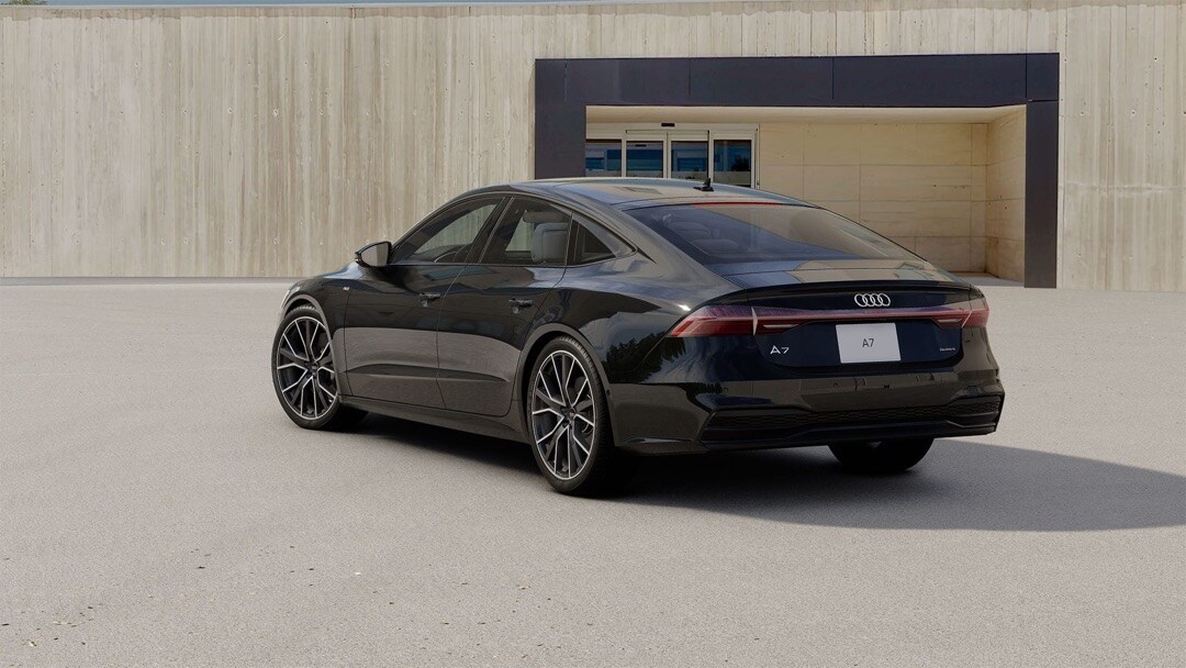 Vue 3/4 arrière de la Audi A7 Sportback 2023 garée à l'extérieur.