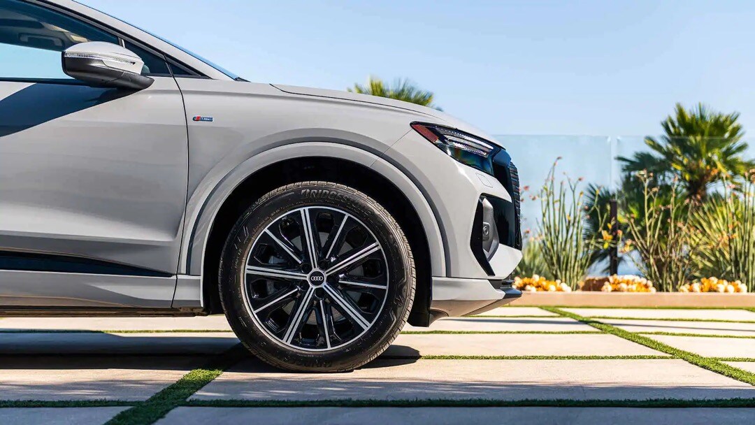 Vue moitié latérale du Audi Q4 e-tron à l'extérieur.