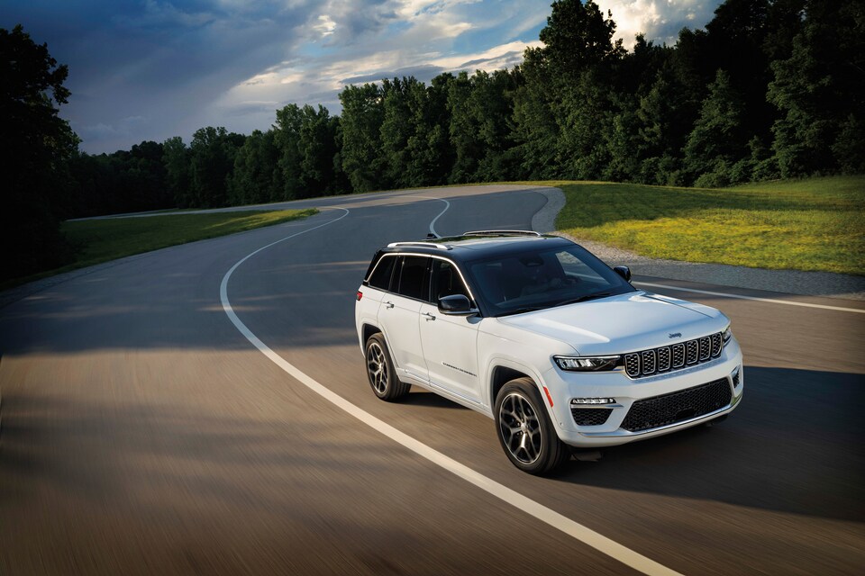 2022-Jeep-GrandCherokeeL-Summit-SUV-L01.jpeg
