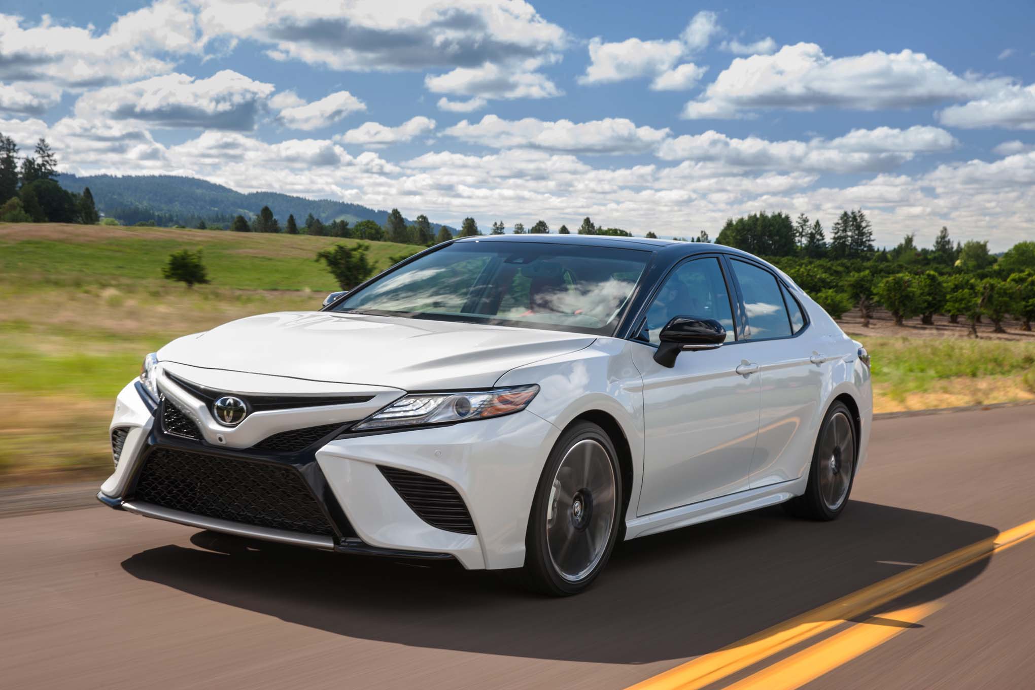2018-Toyota-Camry-XSE-front-three-quarter-in-motion-04.jpg