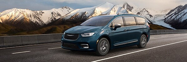 2022-Chrysler-PacificaHybrid-Pinnacle-Van-L02.jpg