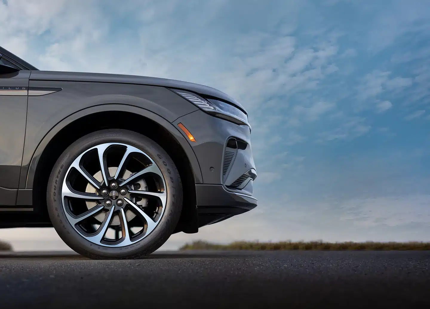 2025 Lincoln Nautilus SUV in motion, showcasing its performance capabilities.