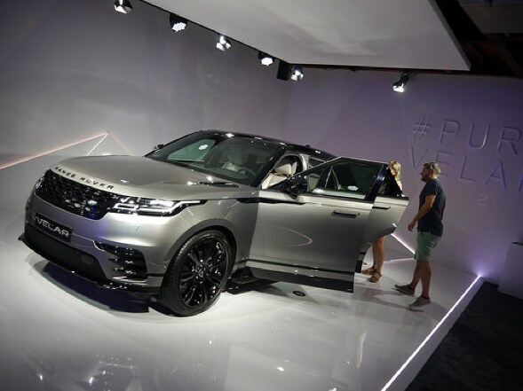 Range Rover Velar vs Porsche Macan Performance