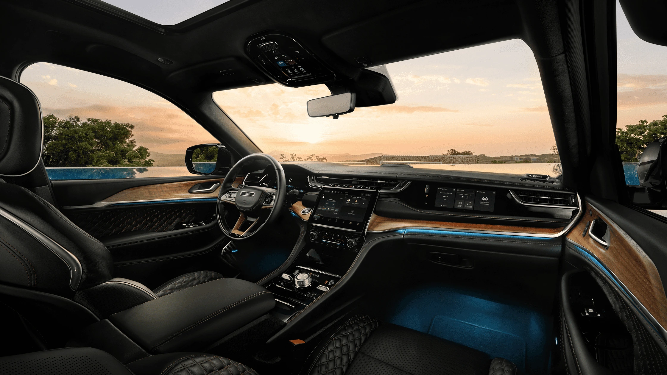 2025 Jeep® Grand Cherokee 4xe - Advanced Interior with Intelligent Layout 2025 Jeep Grand Cherokee 4xe interior with wood accents and ambient lighting