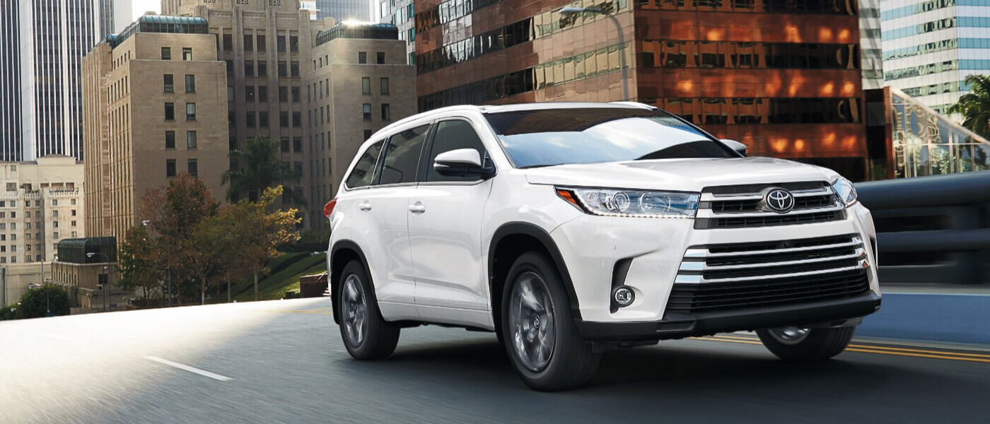 19Toyota-Highlander-ExteriorCityBridge-21x9.jpg