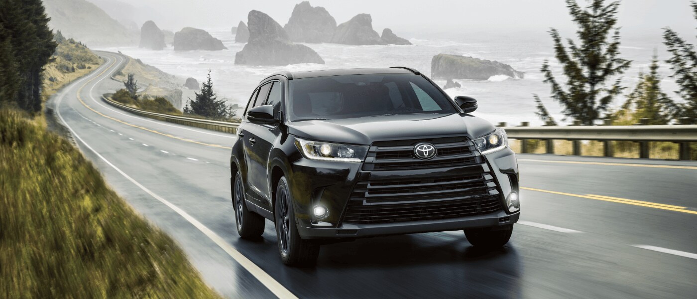 19Toyota_Highlander_DrivingByWater.png