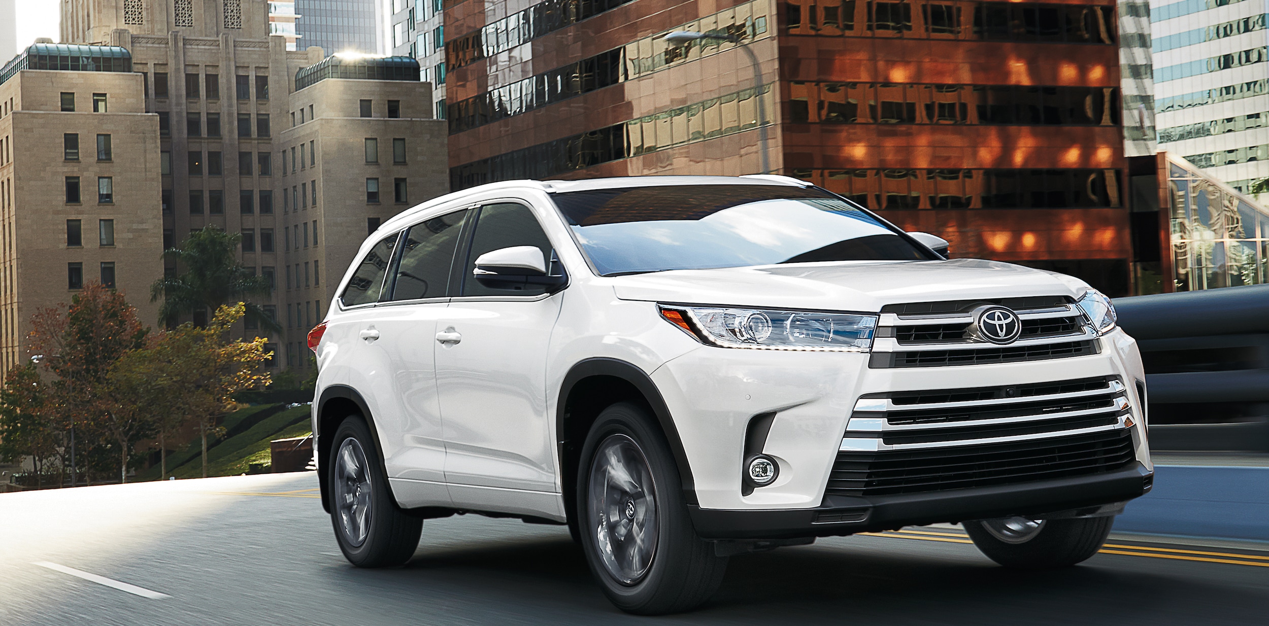 2019-Toyota-Highlander-HybridLimited-SUV-L01.png