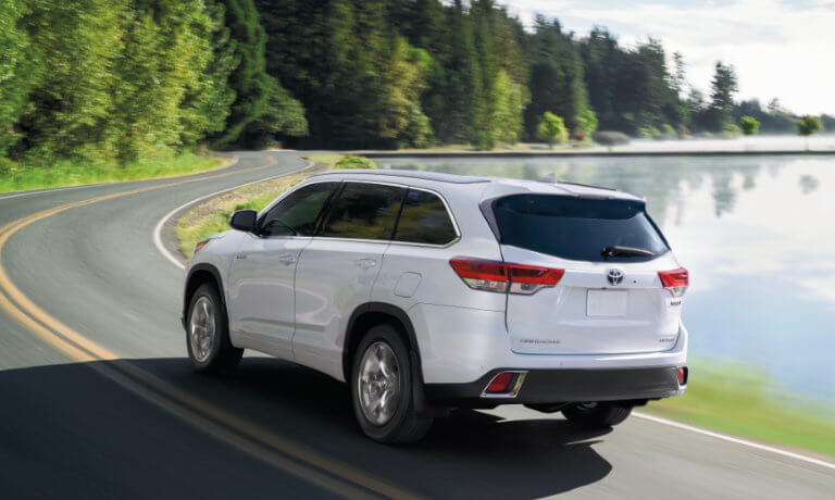19Toyota-Highlander-ExteriorDrivingByLake-5x3.jpg