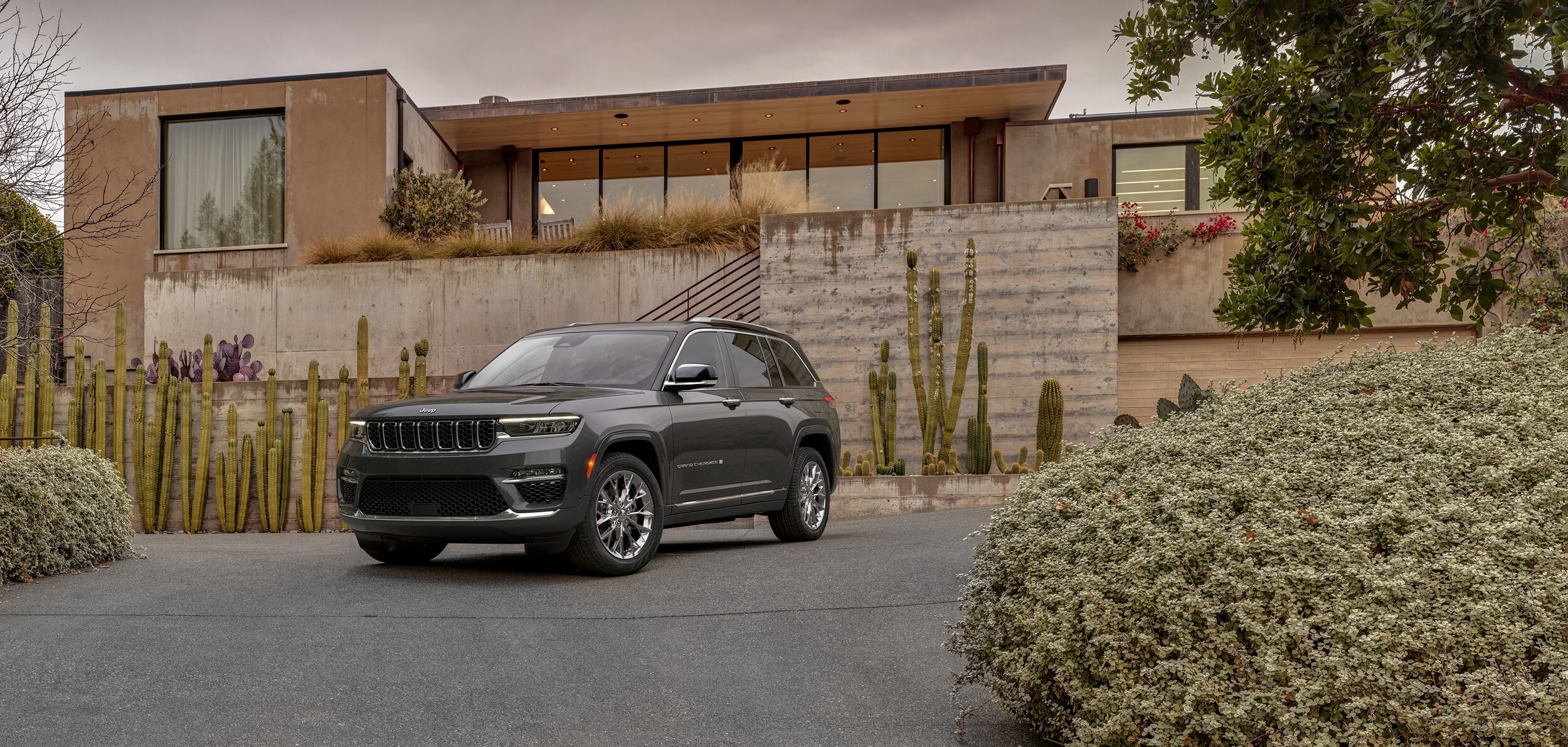 2022-Jeep-GrandCherokeeWL-4xe-Summit-SUV-L04.jpg