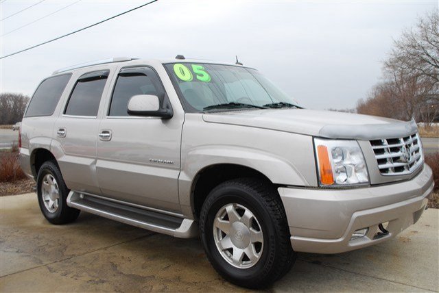 2005 Cadillac Escalade.jpg