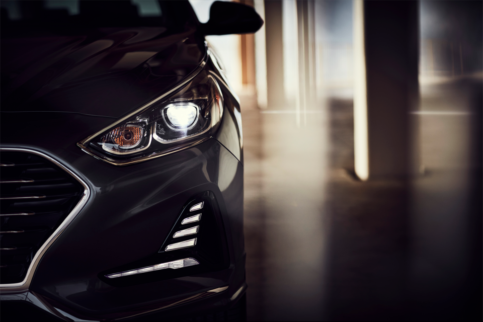 2018_Sonata_Limited_Ultimate_Gray_0008_Headlight.png