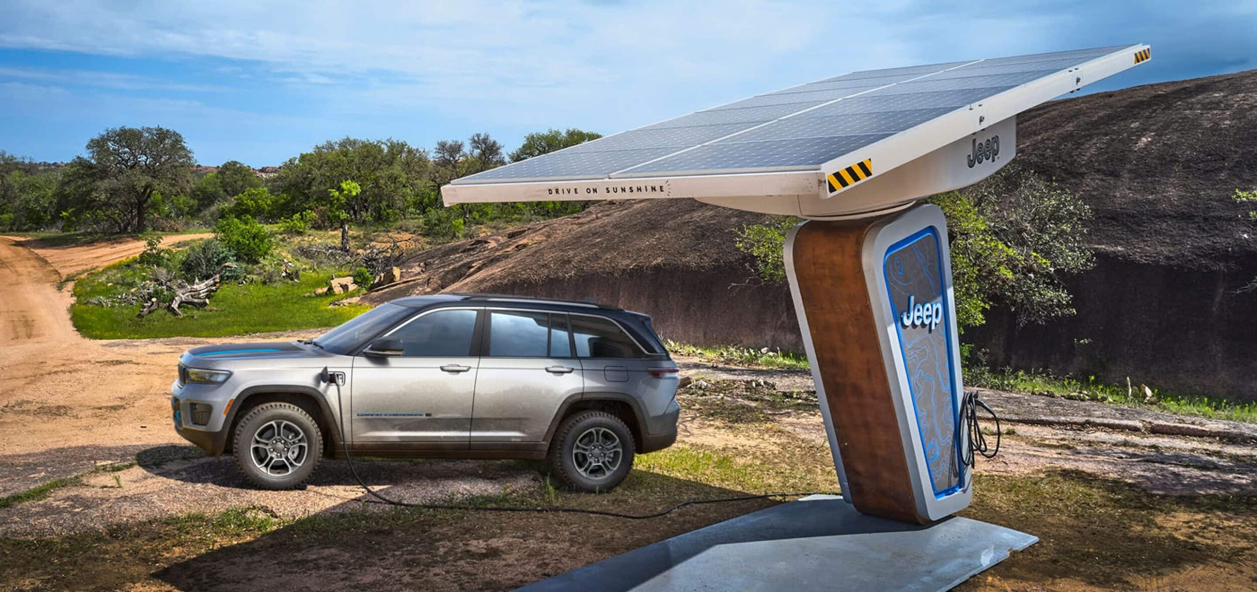 2022-All-New-Grand-Cherokee-Gallery-Exterior-4Xe-Solar-Powered-Charging-Trailhawk-4xe-Desktop.jpg.image.2880.jpg