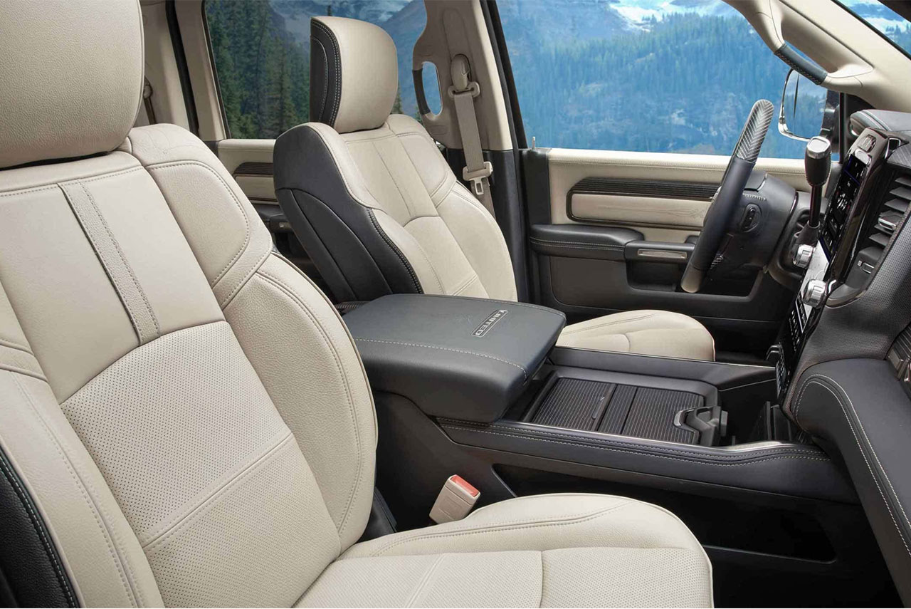 2023_Ram_5500_Interior.jpg