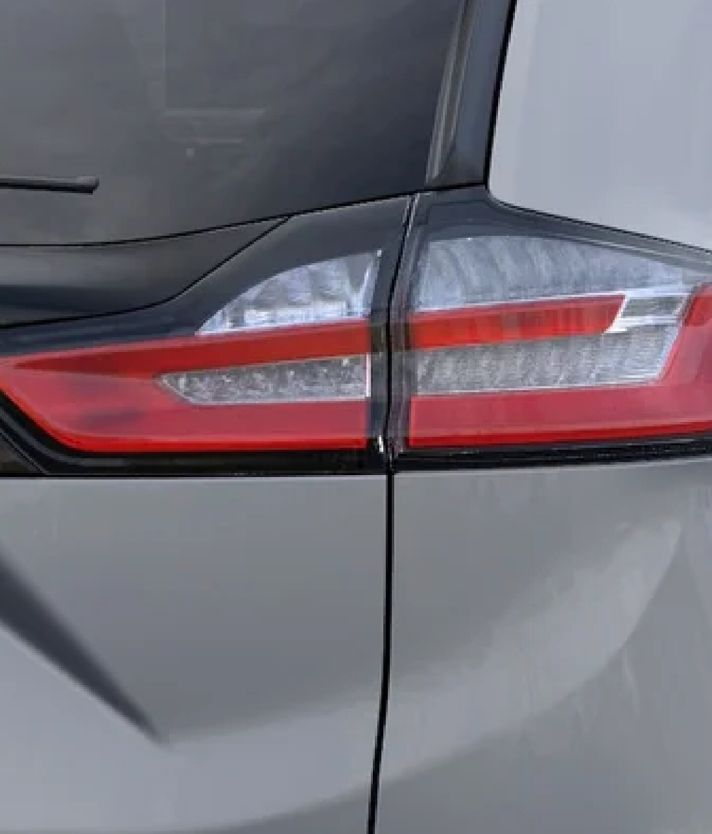 2022 Ford Edge rear light.png