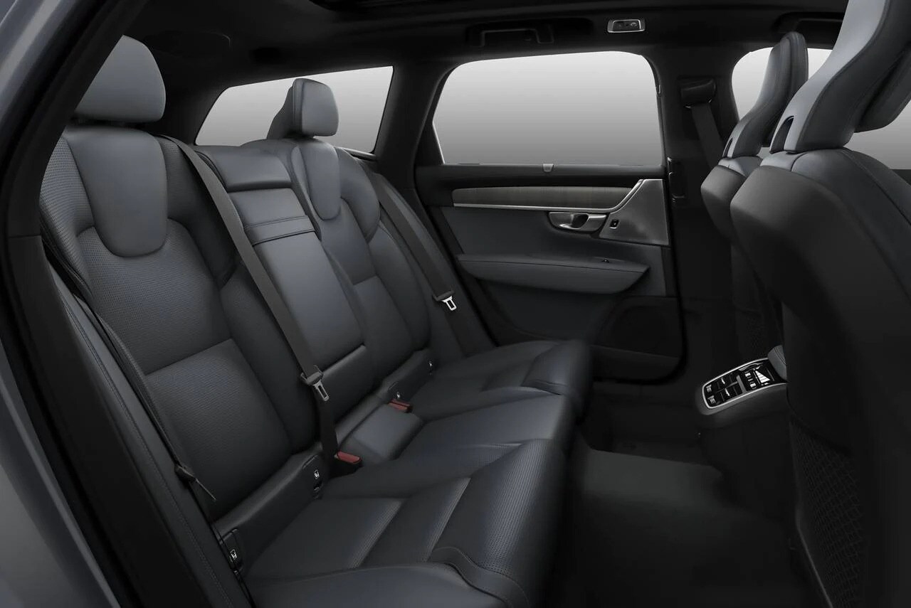 2023_Volvo_V90_Interior.jpg