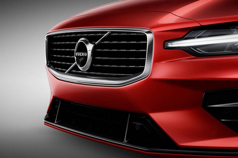 2022_volvo_s60_sedan_b5-r-design_fbdg_oem_1_815.jpg