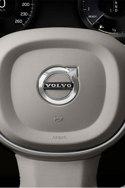 2023-Volvo_S60_Interior.jpeg