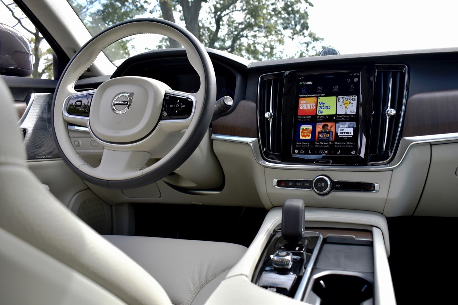 2022-volvo-v90-cross-country-interior-1500x1000.jpg