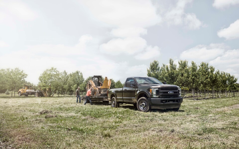 2017-Ford-F-350-SuperDuty-XL-RegularCab-Truck-L01.png