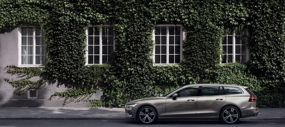 2021-Volvo-V60-Recharge-T8-Hatchback-L03.jpg