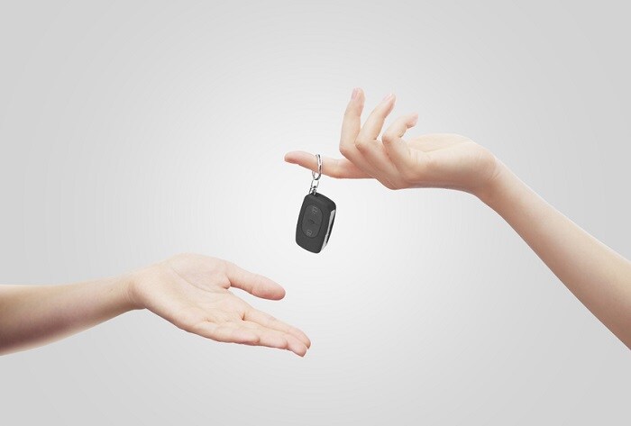 Hands_Exchanging_Keys.jpg