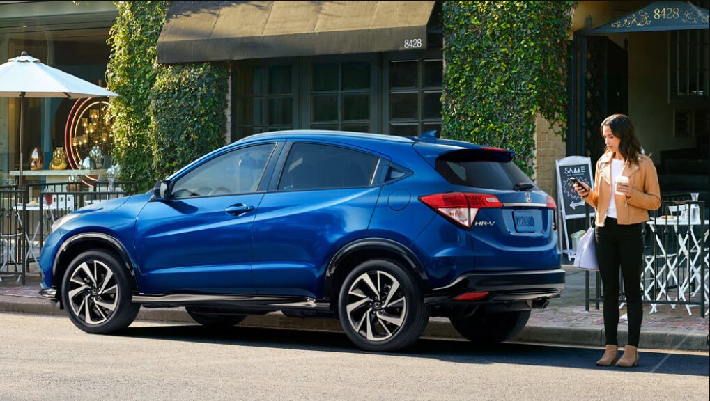 2022 Honda CR-V Parked In Front Of Restaurant 2022 Honda CR-V Parked In Front Of Restaurant