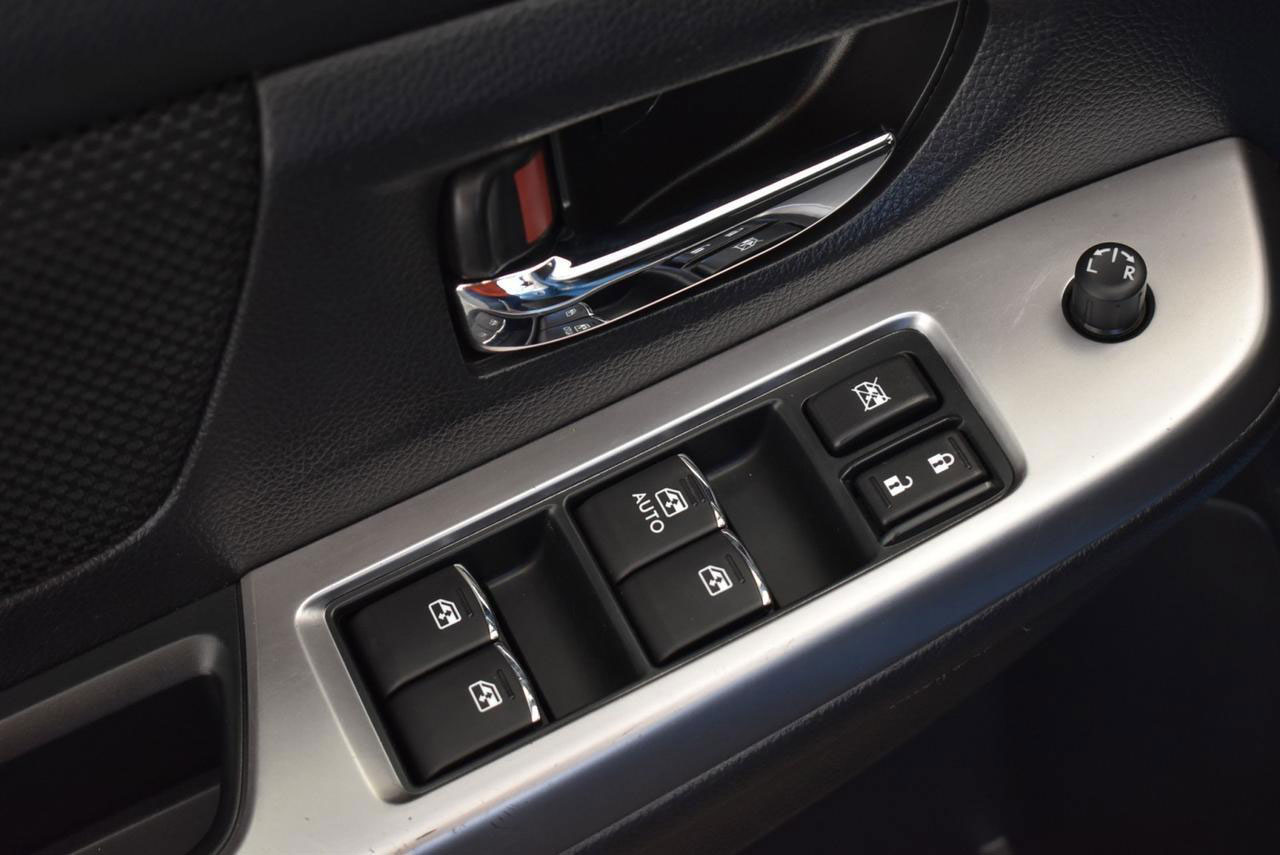 Subaru-locks-window-buttons2.jpg