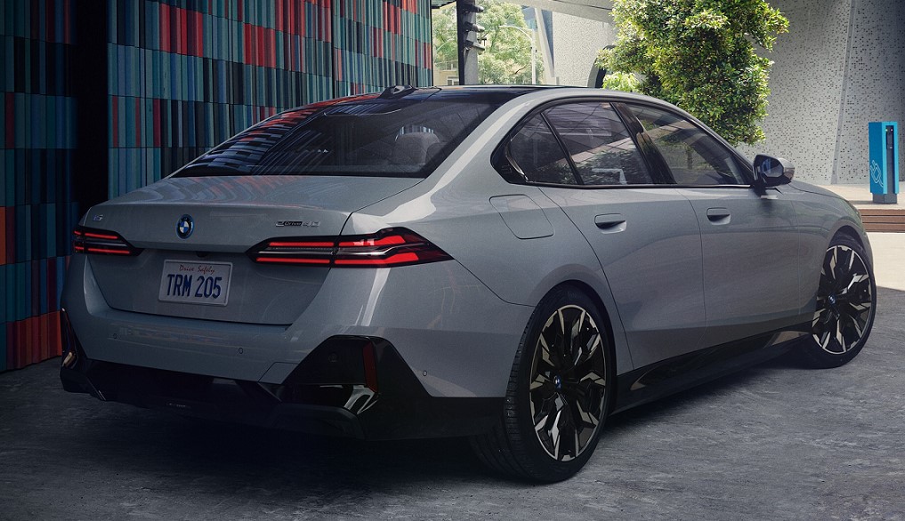 2024-BMW-i5-M60-Sedan-L03b.jpg