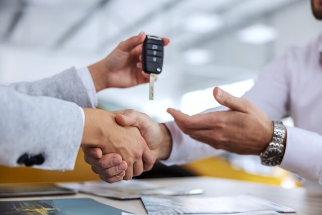Customer%20receiving%20car%20keys%20after%20auto%20financing%20approval.jpg Customer receiving car keys after auto financing approval