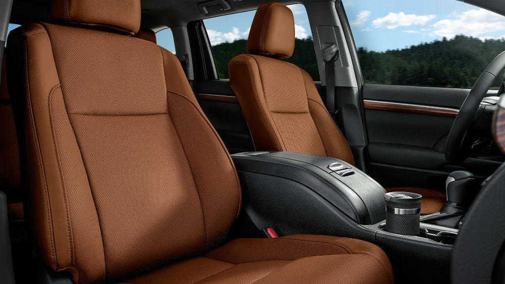 Seating in the Toyota Highlander in Springfield, IL Green Toyota