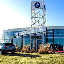 BMW Sainte-Julie, Façade du bâtiment.