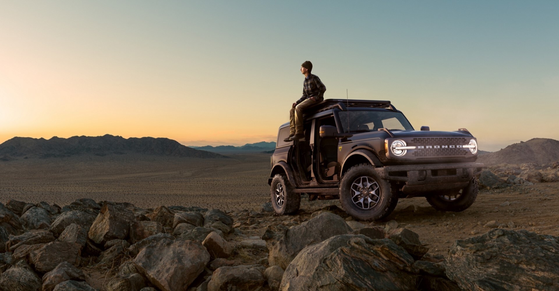 Ford_Bronco_Desert_Sun_Set.jpg