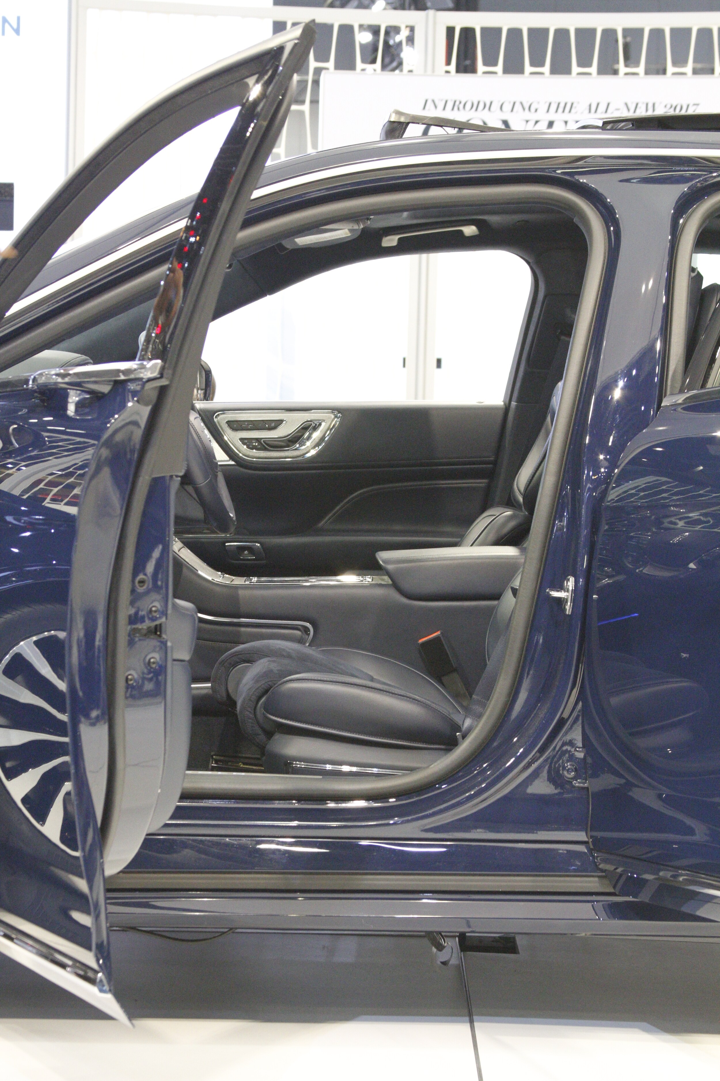lincoln_continental_interior.JPG