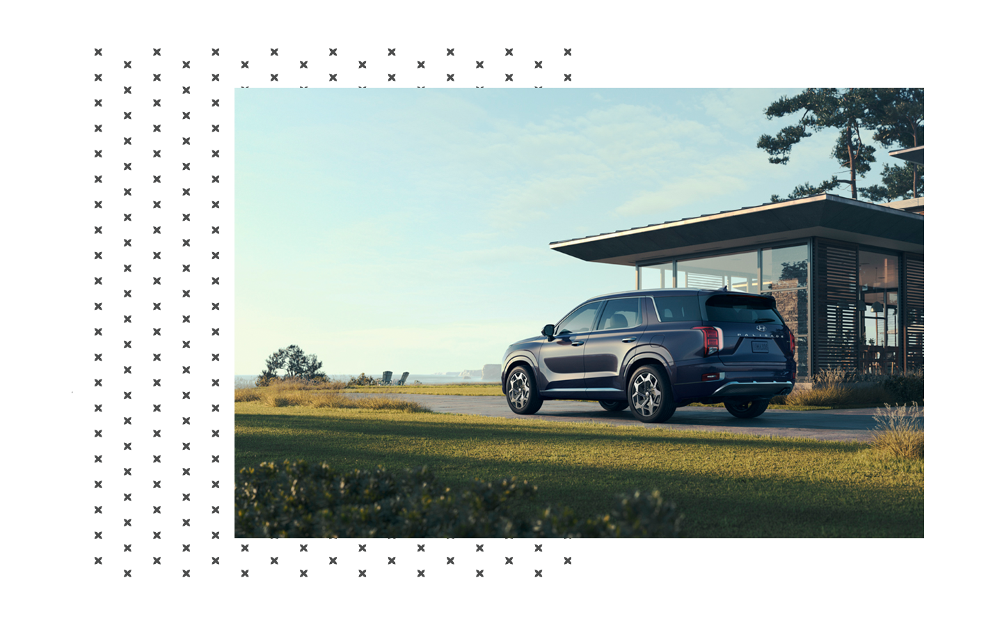 2023 Hyundai Palisade vs. 2023 Chevrolet Traverse at Haddad Hyundai | Rear profile of a blue 2023 Hyundai palisade parked outside of a house