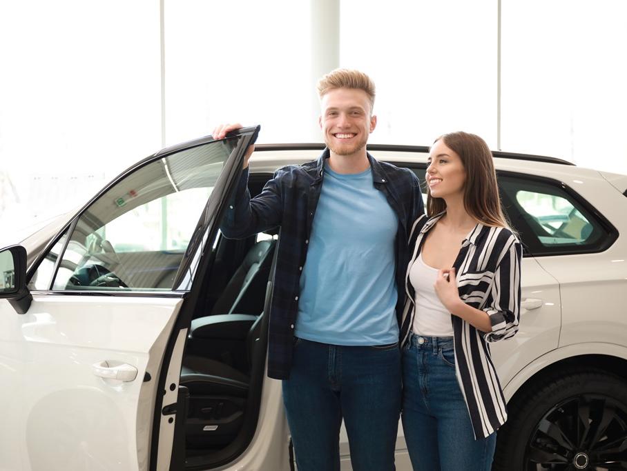 887f89b8147049c1babda0f6307646ee_c58x0-908x683.jpeg Man and woman excited while buying an SUV