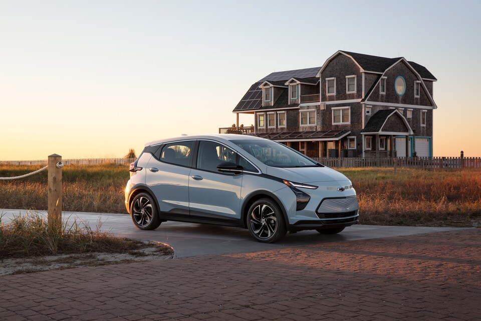 2022-Chevrolet-BoltEV-2LT-Hatchback-L02.jpeg