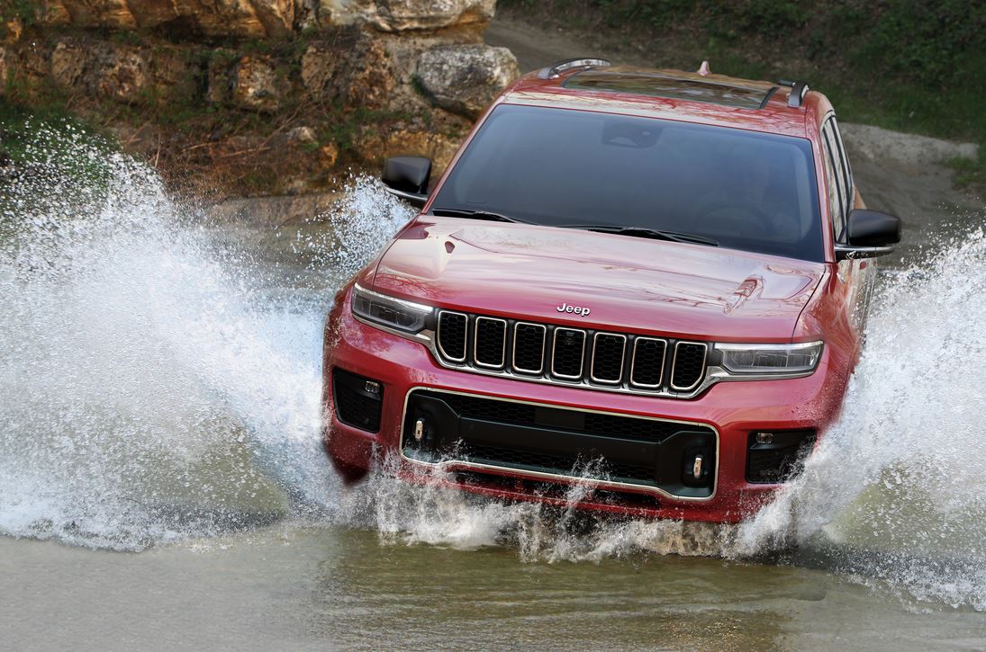 Red Grand Cherokee L 1.JPG