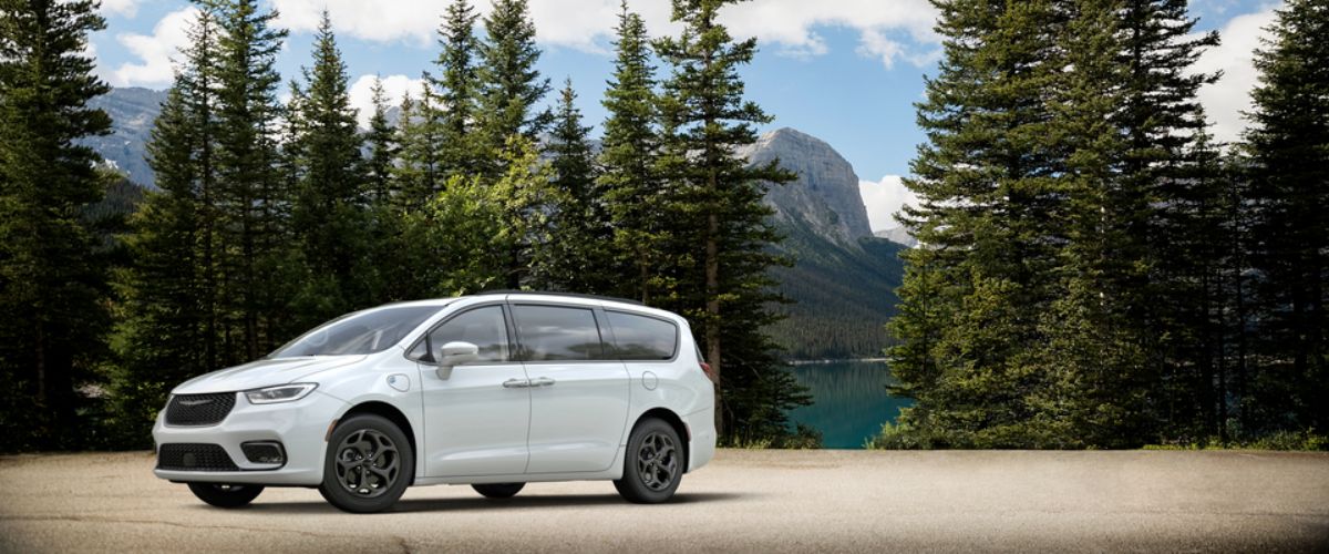 2021-Chrysler-PacificaHybrid-Limited-Van-L01_long.jpeg
