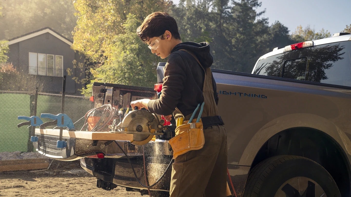 Demo of 2023 Ford F-150 Lightning Tailgate Workspace