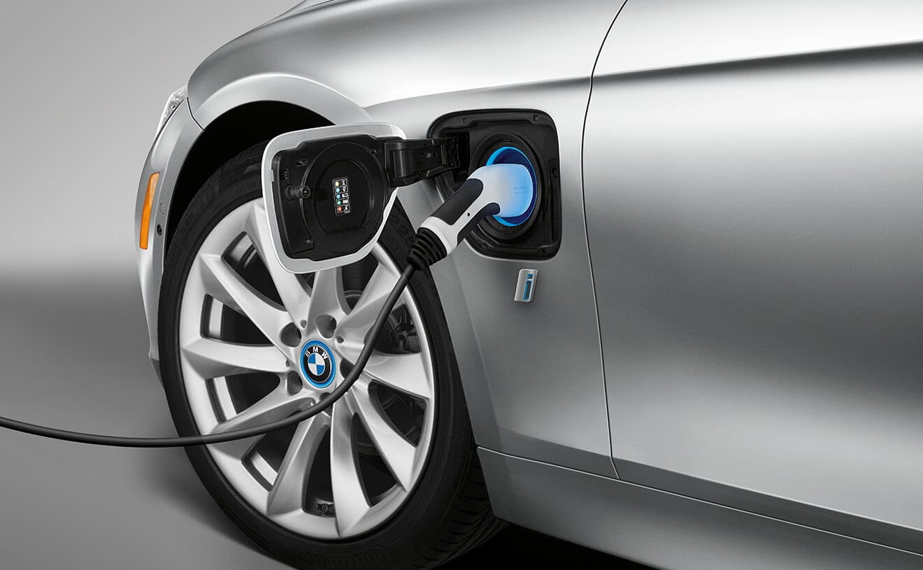 BMW_iPerformance_330e_03.jpg