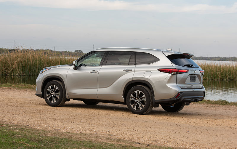 2020_Toyota_Highlander_XLE_FWD_Silver-Metallic_005.jpg