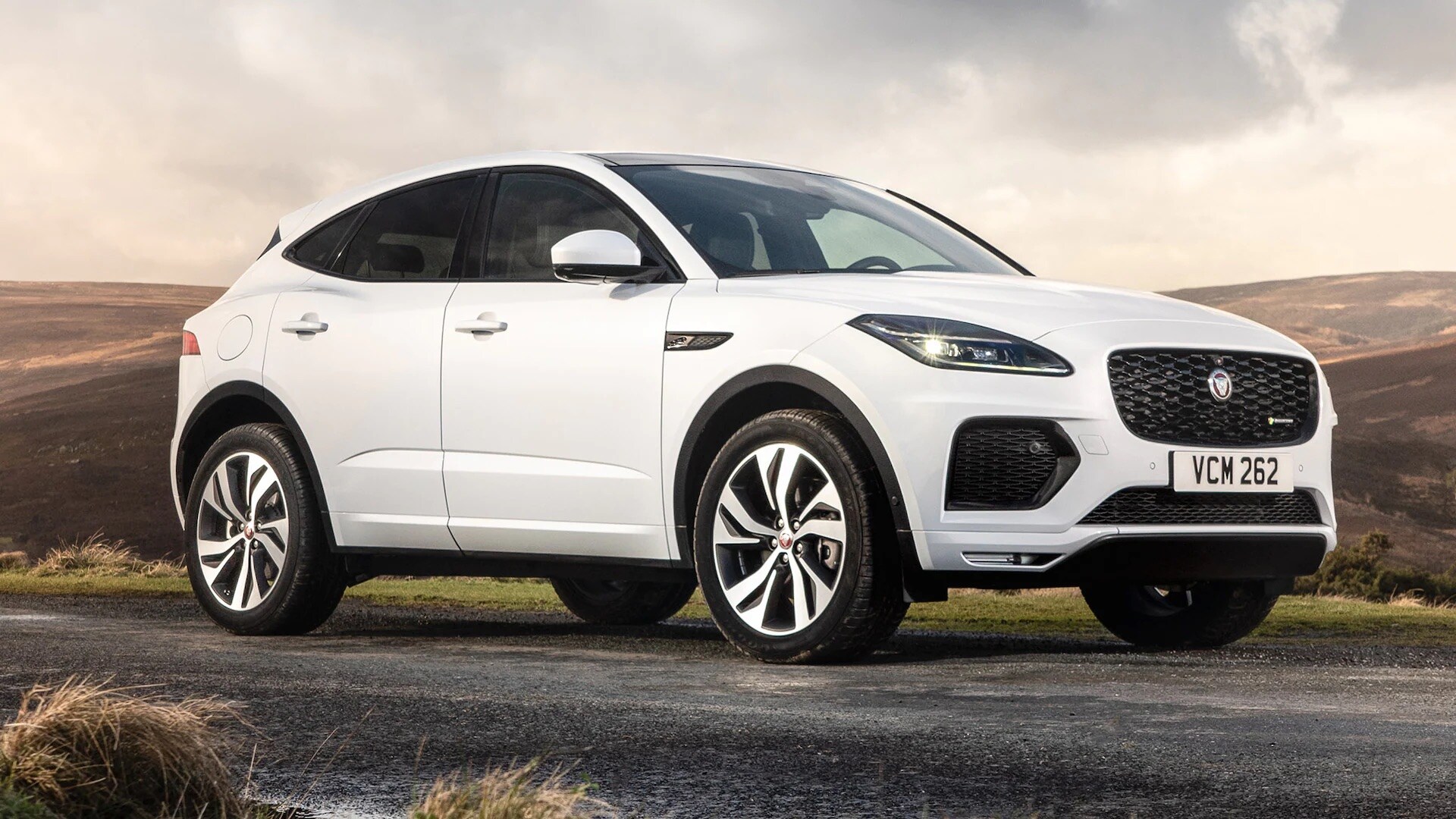 2022-Jaguar-E-Pace-Yulong_White_Portrait_100321_6985.jpeg